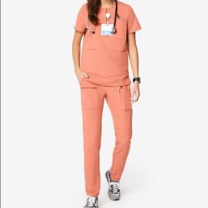 Figs scrubs in “coral”